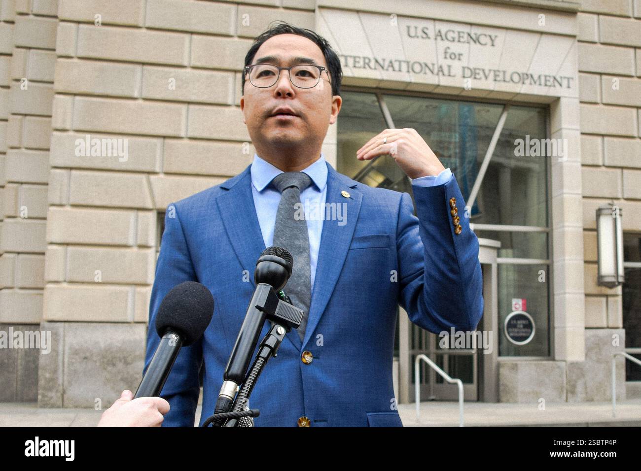 Il Sen. Andy Kim (D-NJ) parla ai giornalisti prima di una conferenza stampa fuori dall'ingresso del quartier generale dell'USAID, 3 febbraio 2025 Foto Stock