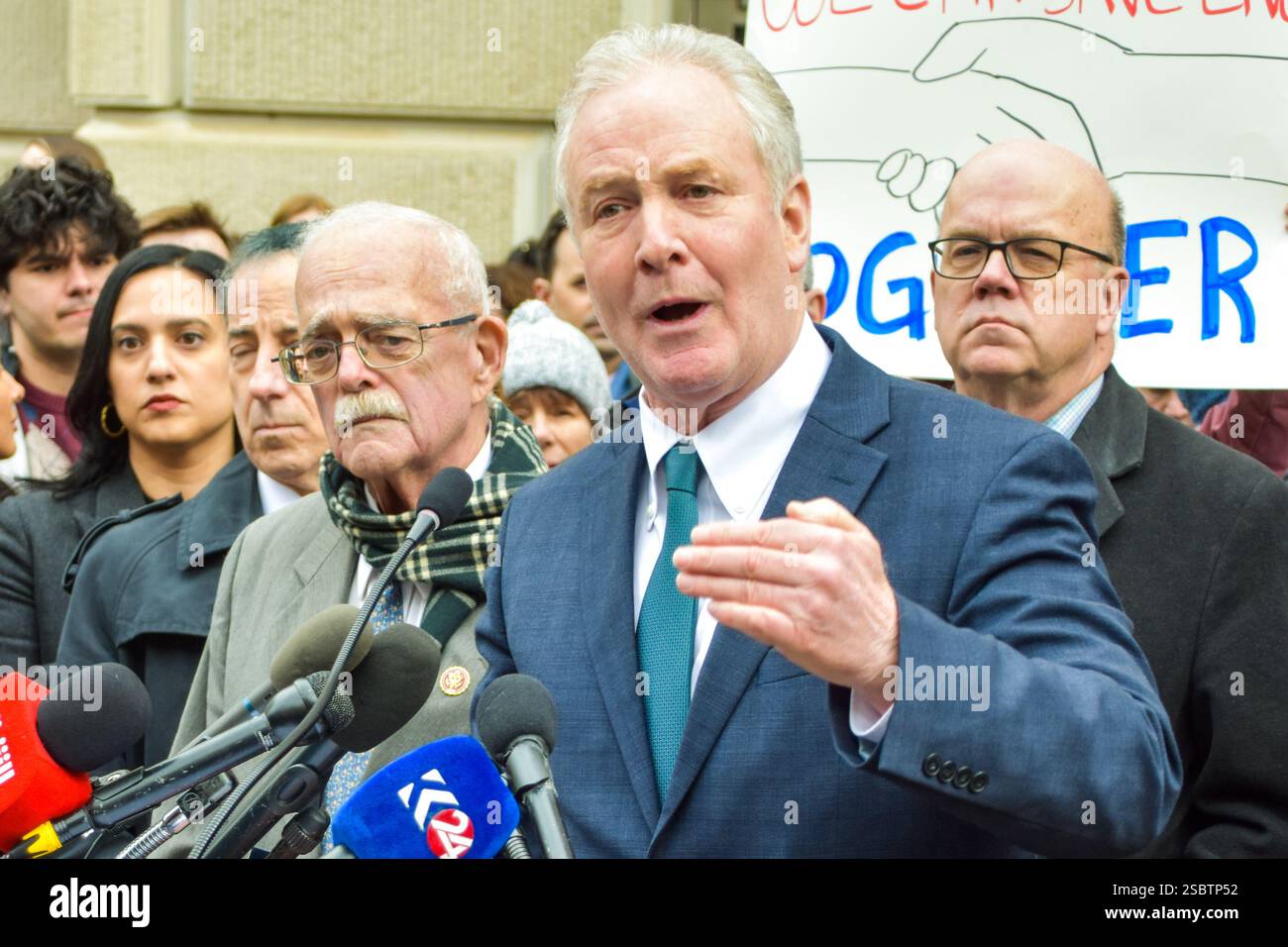 Il senatore Chris Van Hollen (D-MD) parla ad una conferenza stampa fuori dal quartier generale dell'USAID, 3 febbraio 2025 Foto Stock