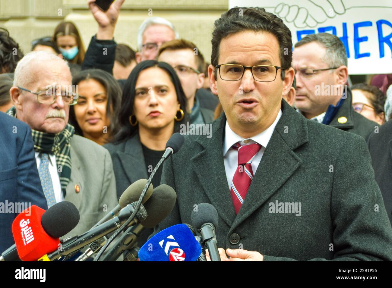 Il Sen. Brian Schatz (D-HI) parla ad una conferenza stampa fuori dal quartier generale dell'USAID, 3 febbraio 2025 Foto Stock