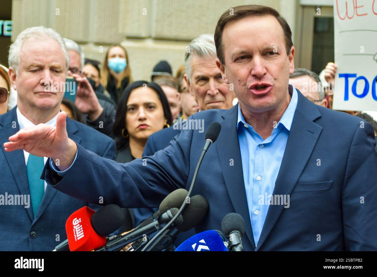 Il senatore Chris Murphy (D-CT) parla ad una conferenza stampa fuori dal quartier generale dell'USAID, 3 febbraio 2025 Foto Stock