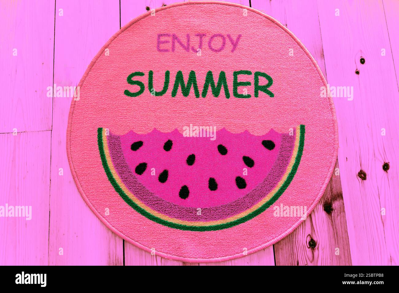 Tappeto rosa Barbiecore su pavimento rosa Foto Stock