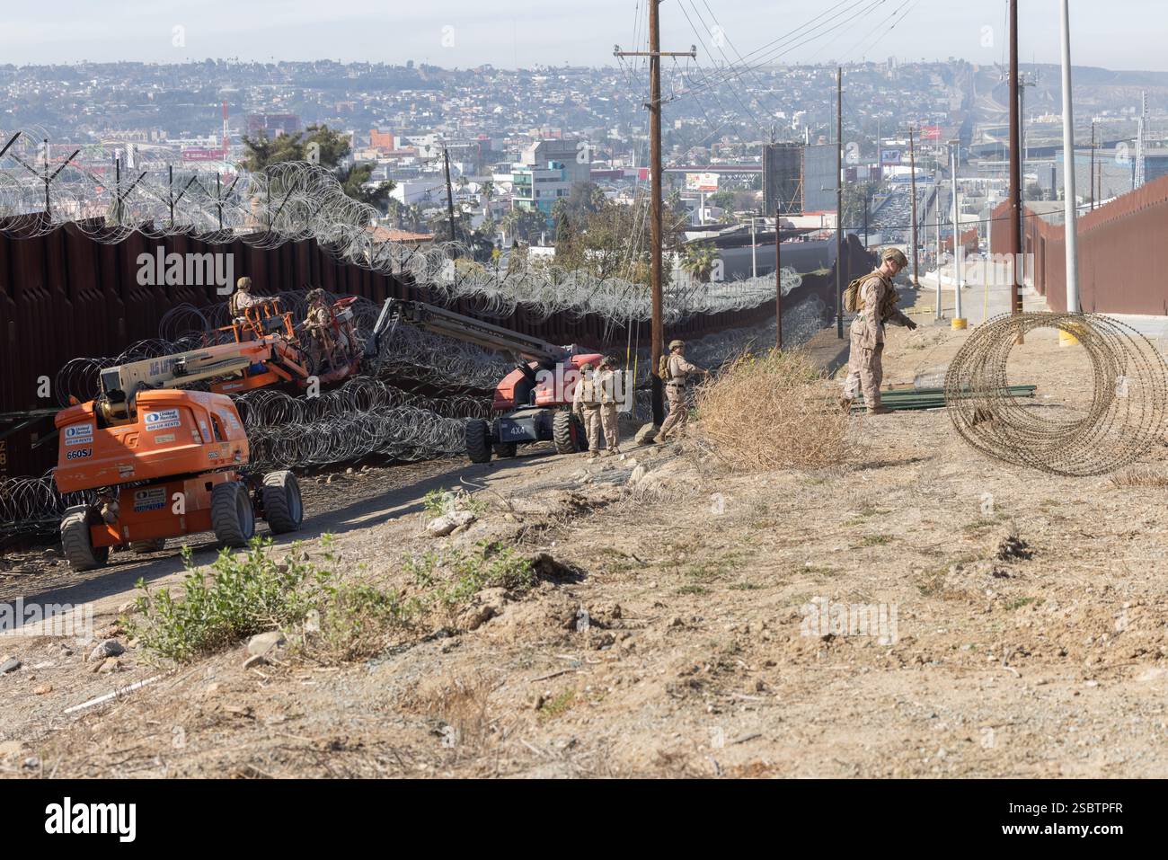 I Marines degli Stati Uniti con il 1st Combat Engineer Battalion, la 1st Marine Division, schierano filo di concertina lungo il muro di confine meridionale vicino a San Ysidro, California, 3 febbraio 2025. Il comando del Nord degli Stati Uniti sta collaborando con il Dipartimento per la sicurezza interna con l'installazione di barriere fisiche per aggiungere ulteriore sicurezza che limiterà i valichi di frontiera illegali. (Foto del corpo dei Marines degli Stati Uniti di Lance Cpl. Caleb Goodwin) Foto Stock