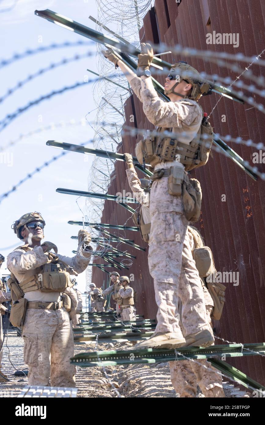 I Marines degli Stati Uniti con il 1st Combat Engineer Battalion, la 1st Marine Division, distribuiscono filo spinato lungo il muro di confine meridionale vicino a San Ysidro, California, 3 febbraio 2025. Il comando del Nord degli Stati Uniti sta collaborando con il Dipartimento per la sicurezza interna con l'installazione di barriere fisiche per aggiungere ulteriore sicurezza che limiterà i valichi di frontiera illegali. (Foto del corpo dei Marines degli Stati Uniti di Lance Cpl. Caleb Goodwin) Foto Stock