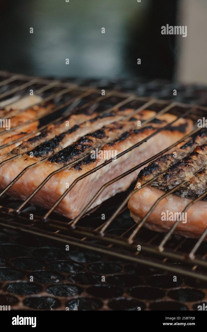 Primo piano di salmone alla griglia su un barbecue Foto Stock