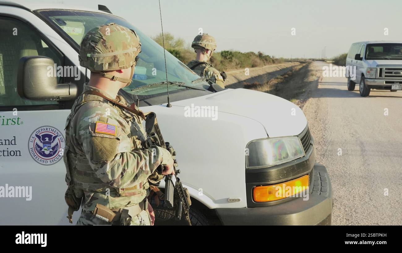 I soldati statunitensi partecipano ad un calo delle forniture a McAllen, Texas, 2 febbraio 2025. Lo U.S. Northern Command sta collaborando con il Department of Homeland Security per aumentare le dogane e la protezione dei confini degli Stati Uniti lungo il confine meridionale con ulteriori forze militari. Questo schieramento iniziale di oltre 1.600 membri del personale in servizio attivo porta il totale delle forze militari del titolo 10 lungo il confine a quasi 4.000 membri del personale. (Foto dell'esercito degli Stati Uniti a cura del sergente Keaton Habeck) Foto Stock