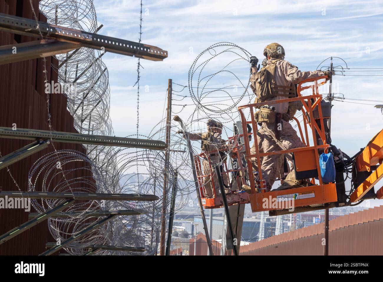 I Marines degli Stati Uniti con il 1st Combat Engineer Battalion, la 1st Marine Division, schierano filo di concertina lungo il muro di confine meridionale vicino a San Ysidro, California, 3 febbraio 2025. Il comando del Nord degli Stati Uniti sta collaborando con il Dipartimento per la sicurezza interna con l'installazione di barriere fisiche per aggiungere ulteriore sicurezza che limiterà i valichi di frontiera illegali. (Foto del corpo dei Marines degli Stati Uniti di Lance Cpl. Caleb Goodwin) Foto Stock