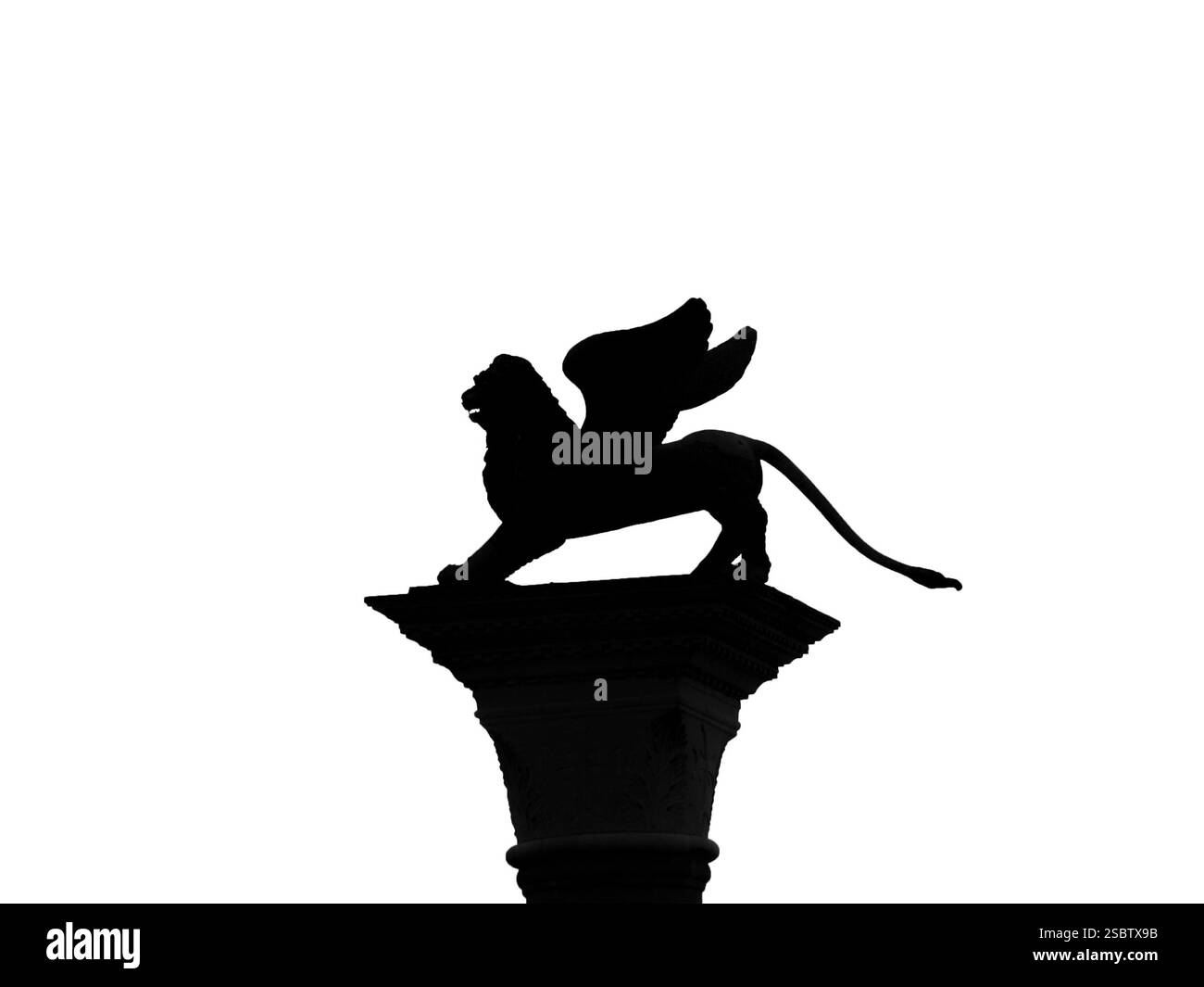 Leone alato di San Marco, simbolo dell'antica Repubblica di Venezia, sagoma medievale della statua isolata su sfondo bianco Foto Stock