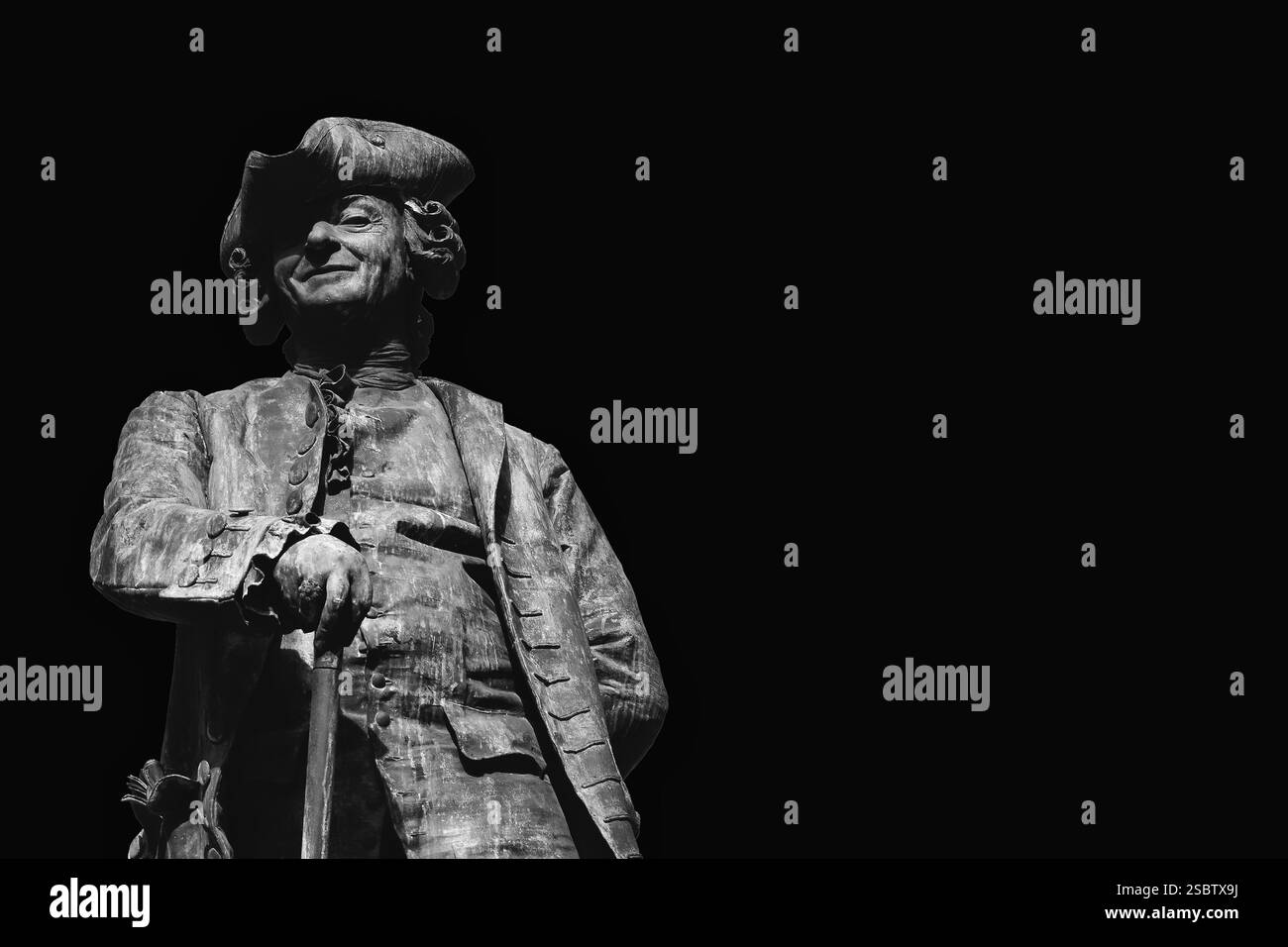 Letteratura italiana. Il famoso drammaturgo veneziano Carlo Goldoni statua in bronzo a Venezia, realizzata nel 1883 (bianco e nero con spazio per copie) Foto Stock