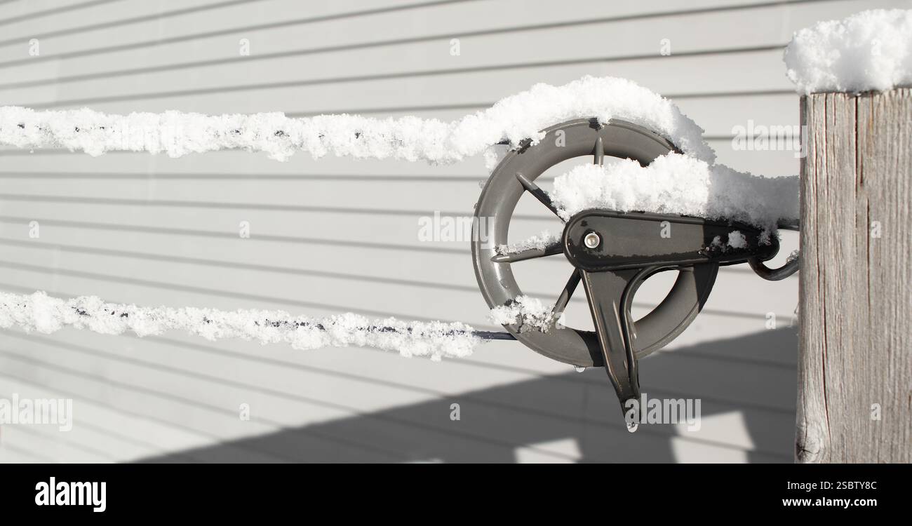 Neve su una clothesline vuota durante l'inverno Foto Stock