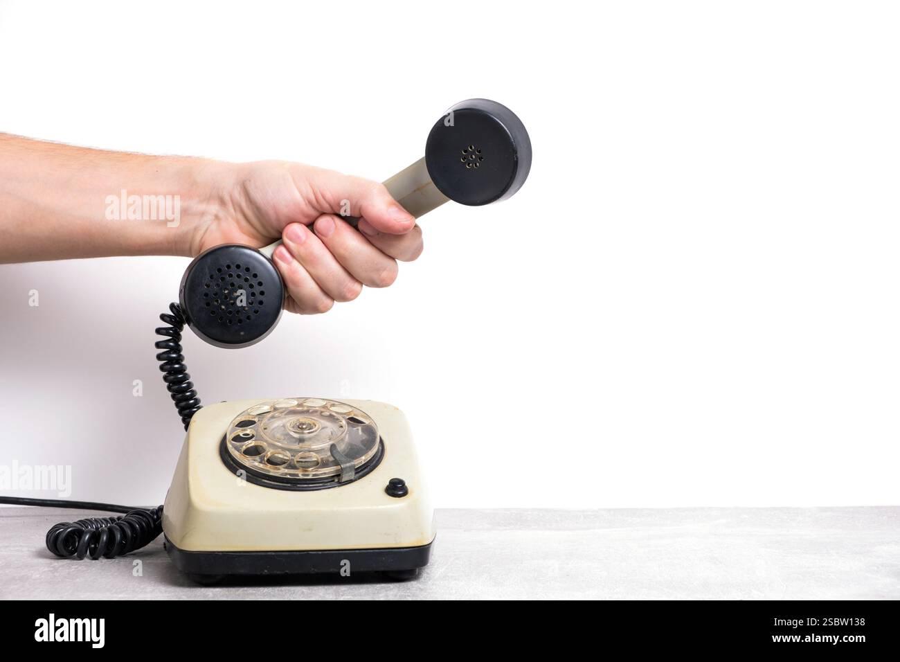 Telefono retro su sfondo bianco con cornetta Foto Stock