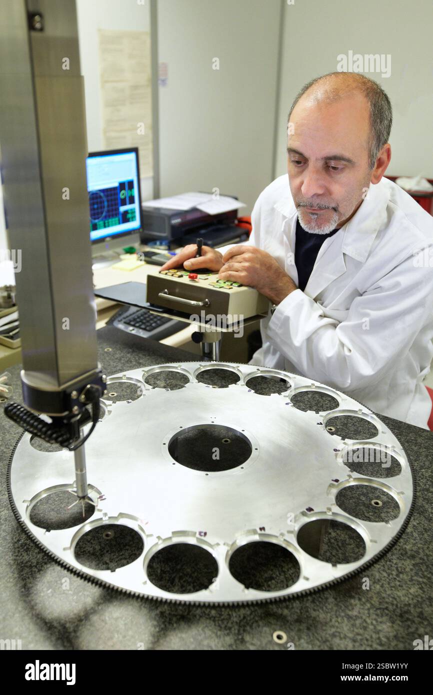 Ruota filtrante dimensionale Metrology Laboratory progetto EMIR, Instituto Astrofisica de Canarias IAC, la Laguna, Tenerife, Isole Canarie, Spagna EMIR Foto Stock