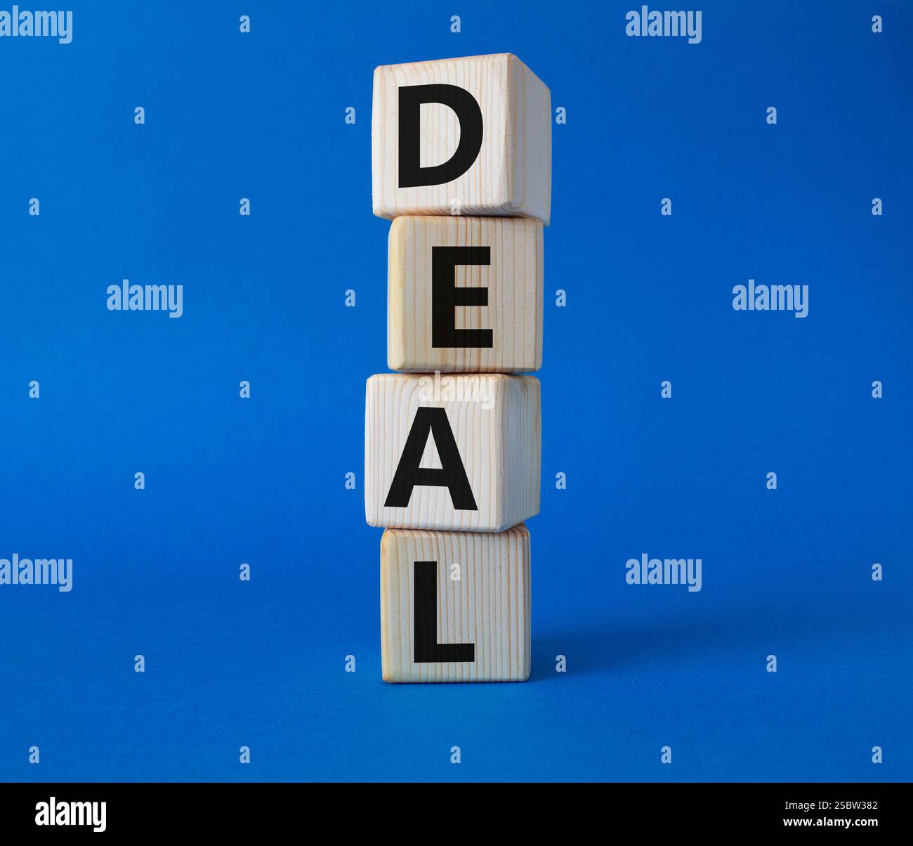 Simbolo dell'accordo. Concept Word deal su cubi di legno. Bellissimo sfondo blu. Concetto di affari e affari. Copia spazio. Foto Stock