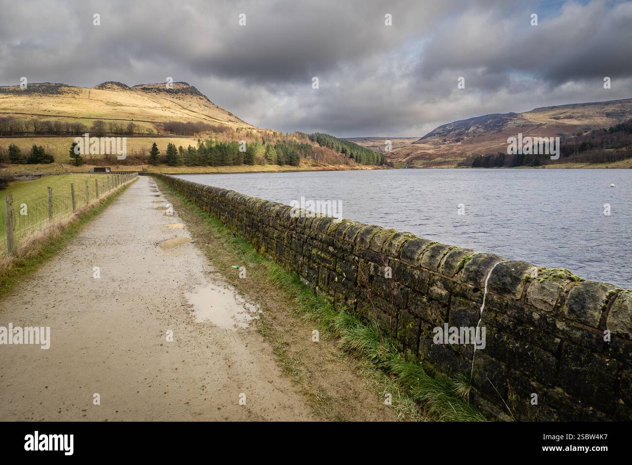 Il dove Stone Reservoir si trova alla convergenza delle valli del Greenfield e del Chew Brooks sopra il villaggio di Greenfield, sul Saddleworth Moor in Foto Stock