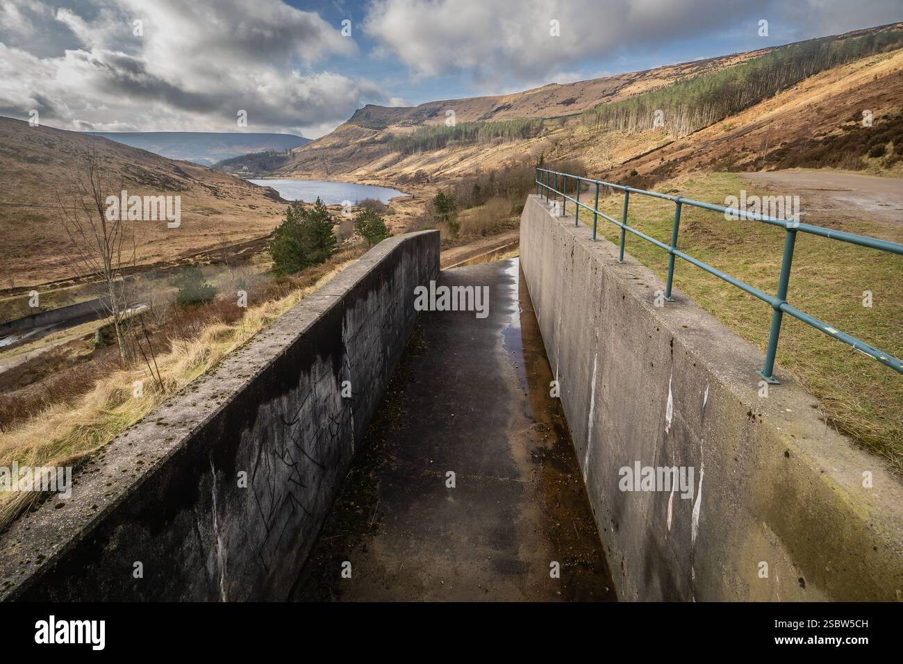 Il dove Stone Reservoir si trova alla convergenza delle valli del Greenfield e del Chew Brooks sopra il villaggio di Greenfield, sul Saddleworth Moor in Foto Stock