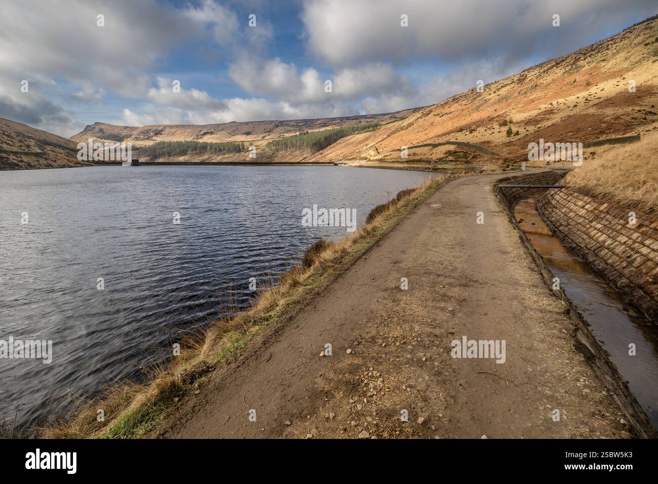 Il dove Stone Reservoir si trova alla convergenza delle valli del Greenfield e del Chew Brooks sopra il villaggio di Greenfield, sul Saddleworth Moor in Foto Stock
