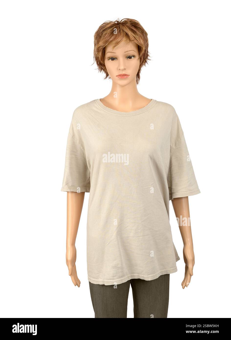 Immagine verticale di una donna manichina in una maglietta vuota indossata isolata su bianco. Foto Stock