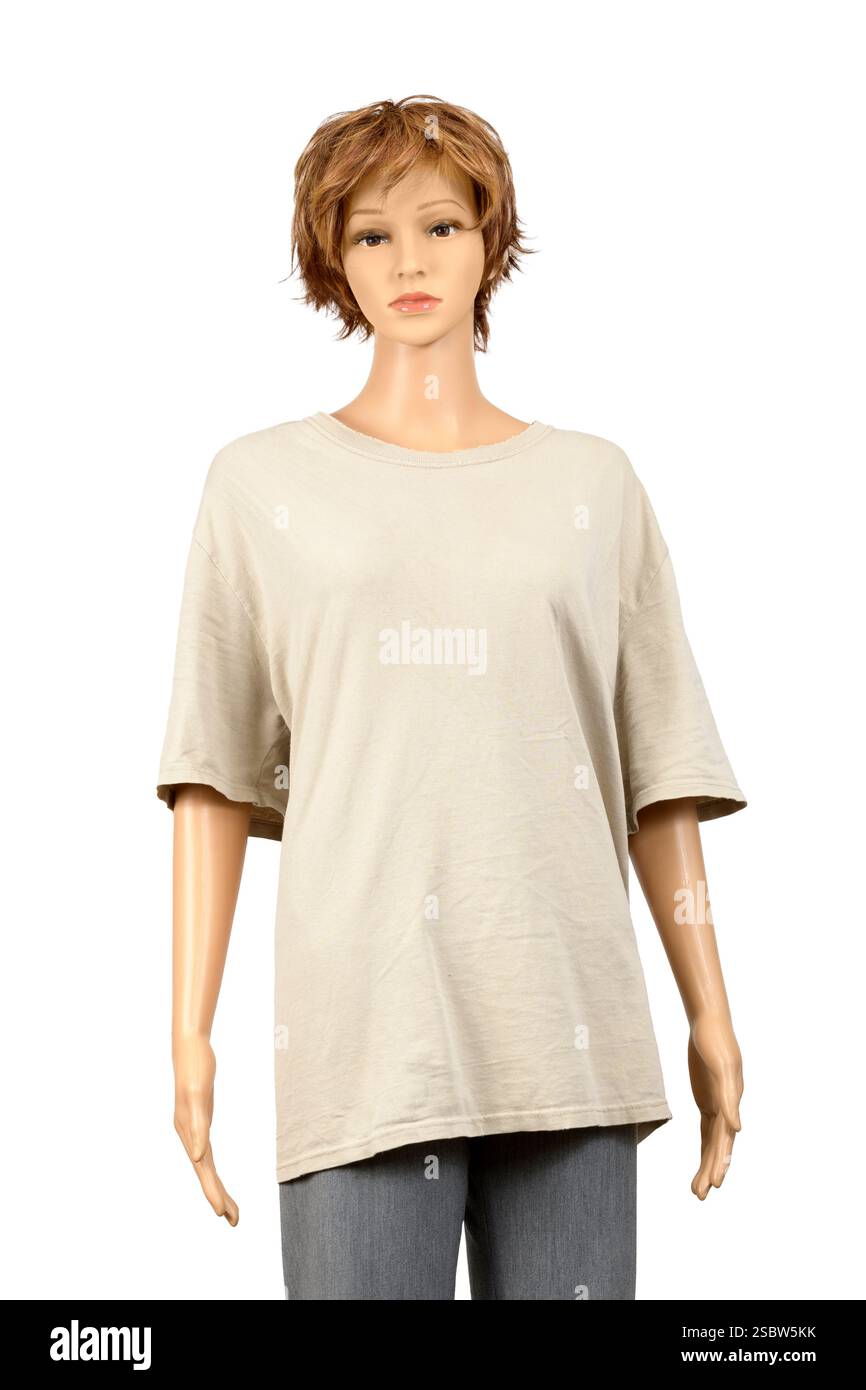 Scatto verticale di una donna manichina in un abbigliamento casual isolato su bianco. Foto Stock