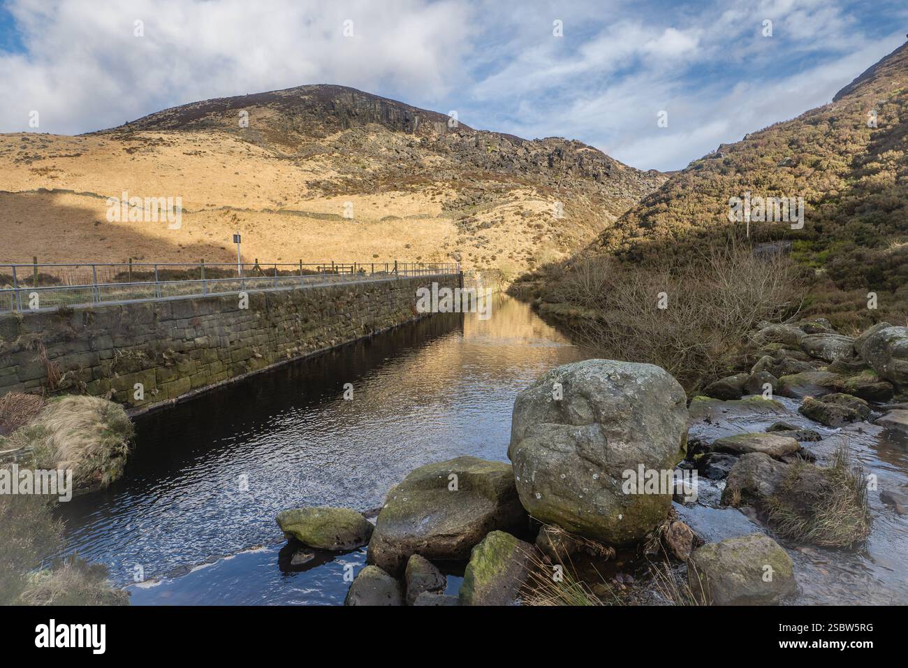 Il dove Stone Reservoir si trova alla convergenza delle valli del Greenfield e del Chew Brooks sopra il villaggio di Greenfield, sul Saddleworth Moor in Foto Stock
