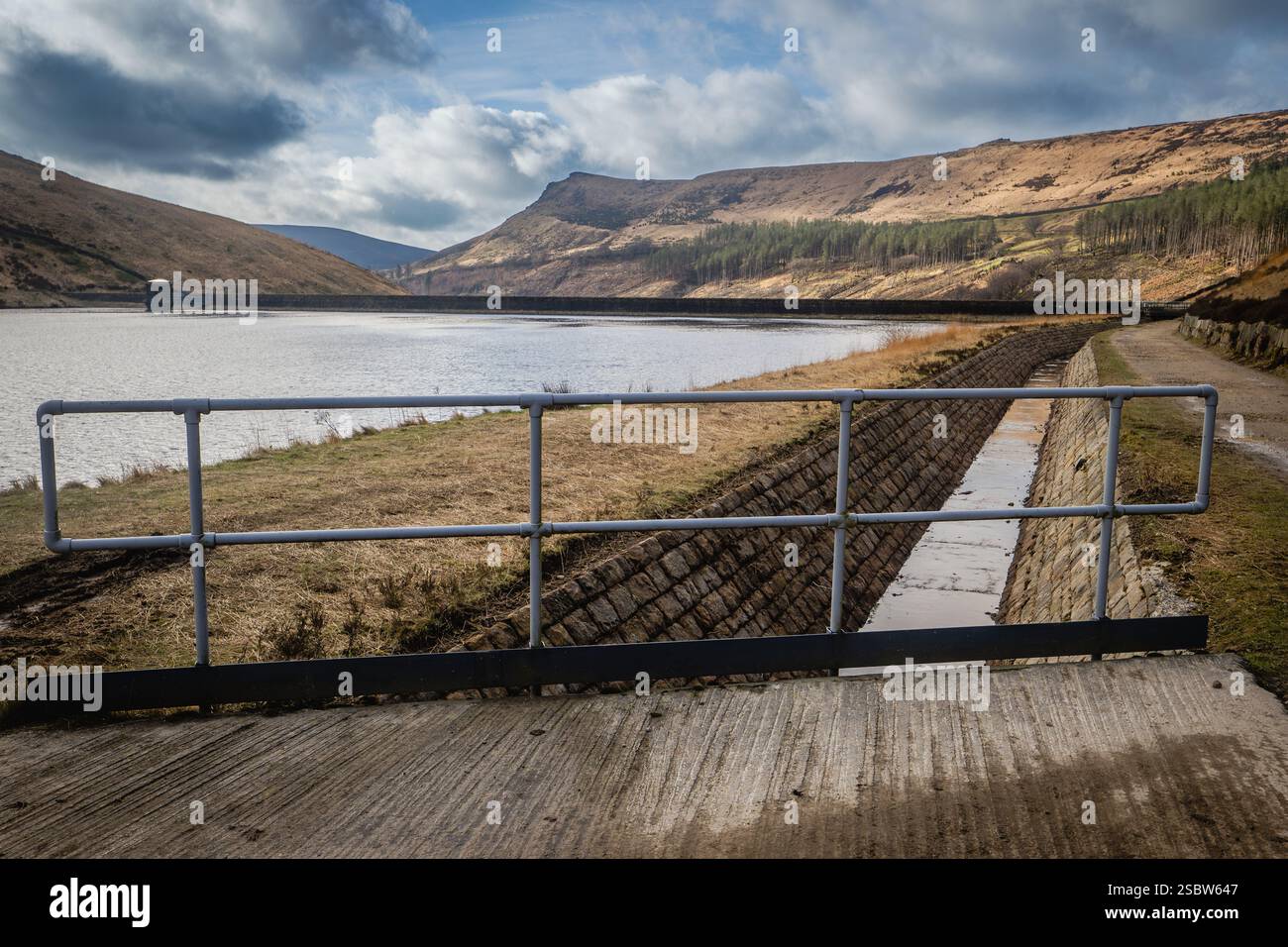 Il dove Stone Reservoir si trova alla convergenza delle valli del Greenfield e del Chew Brooks sopra il villaggio di Greenfield, sul Saddleworth Moor in Foto Stock