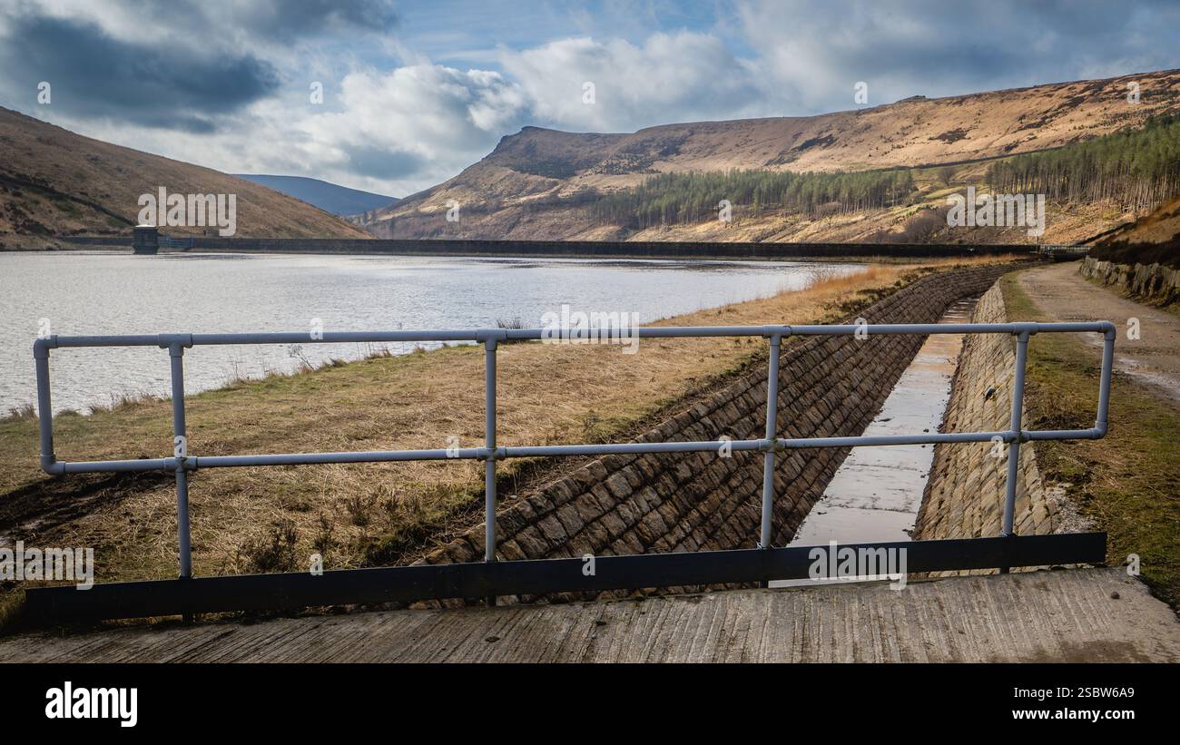 Il dove Stone Reservoir si trova alla convergenza delle valli del Greenfield e del Chew Brooks sopra il villaggio di Greenfield, sul Saddleworth Moor in Foto Stock