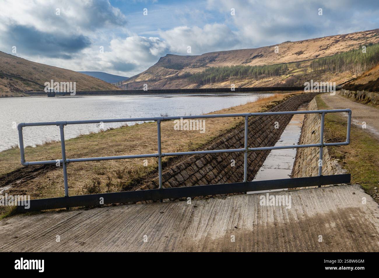 Il dove Stone Reservoir si trova alla convergenza delle valli del Greenfield e del Chew Brooks sopra il villaggio di Greenfield, sul Saddleworth Moor in Foto Stock