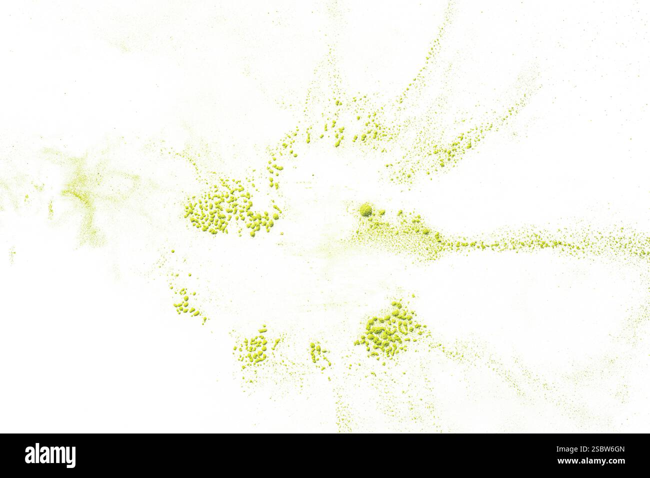 Dettaglio di una polvere di farina Holi gialla fine granuli polvere polline polline su sfondo bianco esposto taglio Foto Stock
