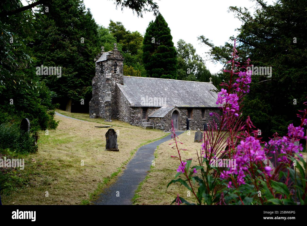 Chiesa storica in pietra in un tranquillo ambiente di campagna inglese Foto Stock