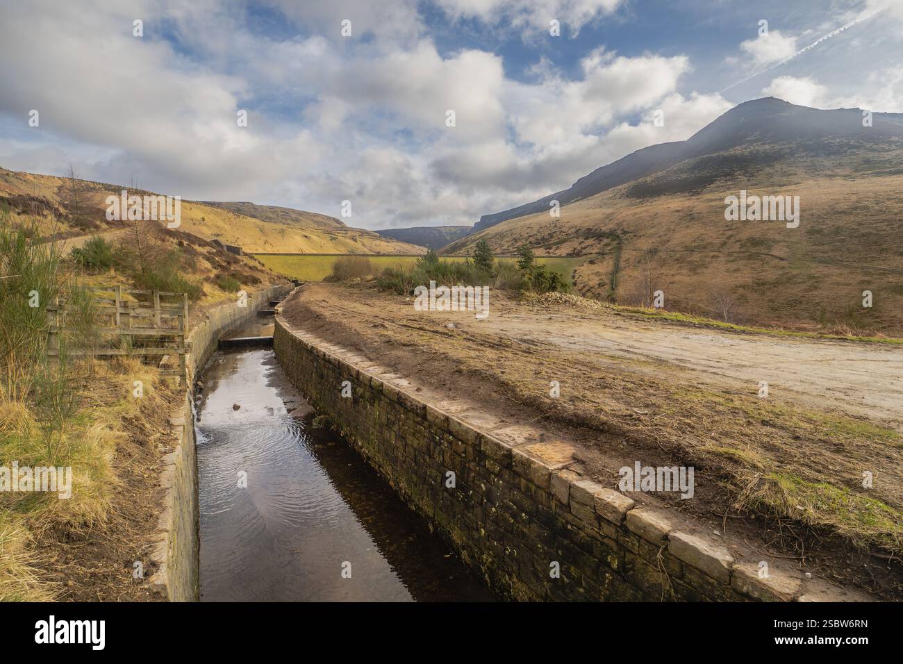 Il dove Stone Reservoir si trova alla convergenza delle valli del Greenfield e del Chew Brooks sopra il villaggio di Greenfield, sul Saddleworth Moor in Foto Stock