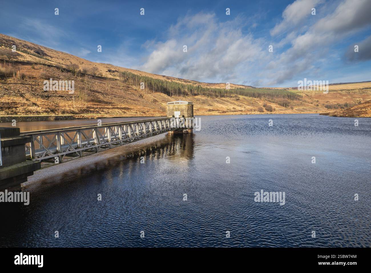 Il dove Stone Reservoir si trova alla convergenza delle valli del Greenfield e del Chew Brooks sopra il villaggio di Greenfield, sul Saddleworth Moor in Foto Stock