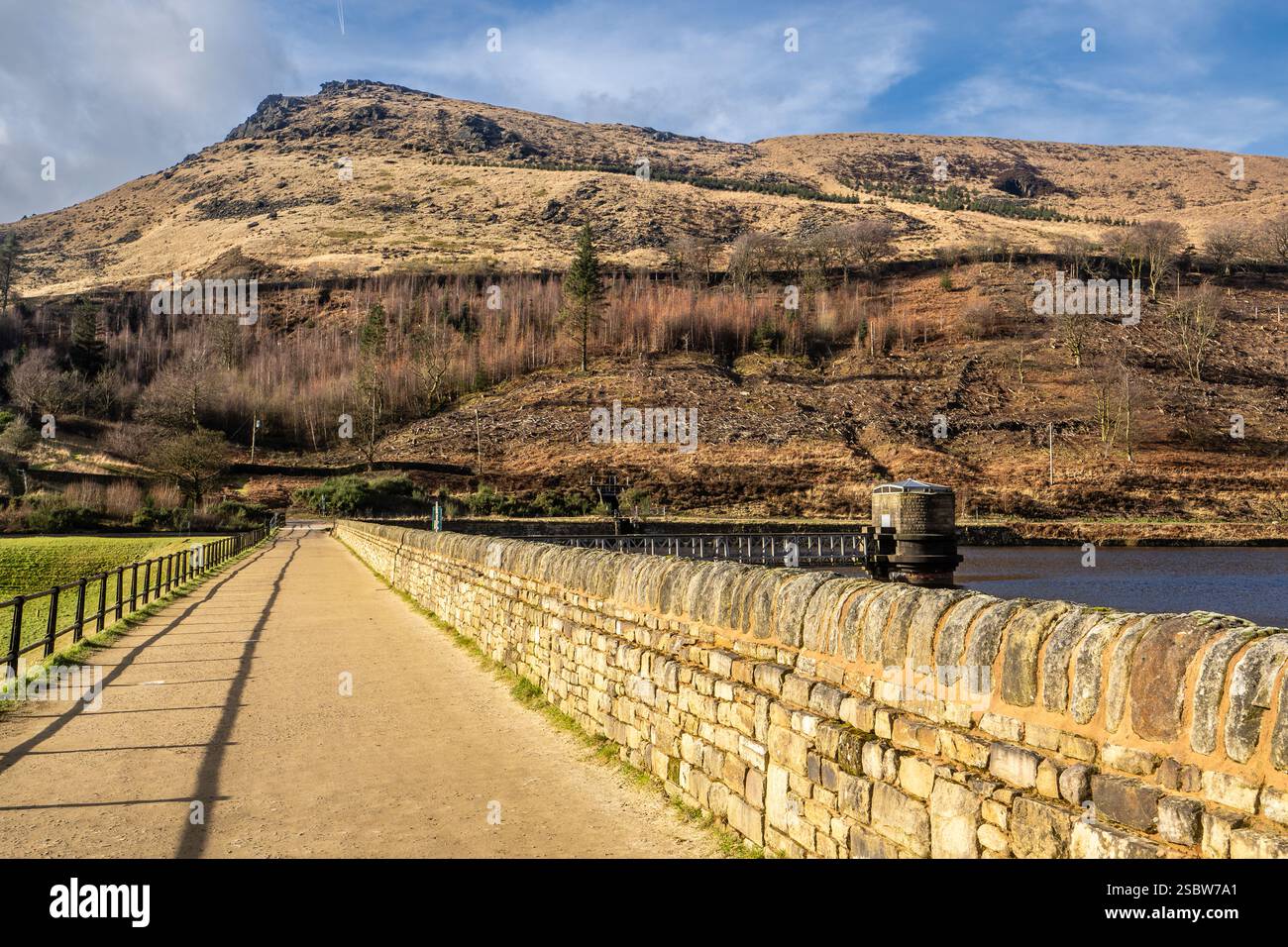 Il dove Stone Reservoir si trova alla convergenza delle valli del Greenfield e del Chew Brooks sopra il villaggio di Greenfield, sul Saddleworth Moor in Foto Stock