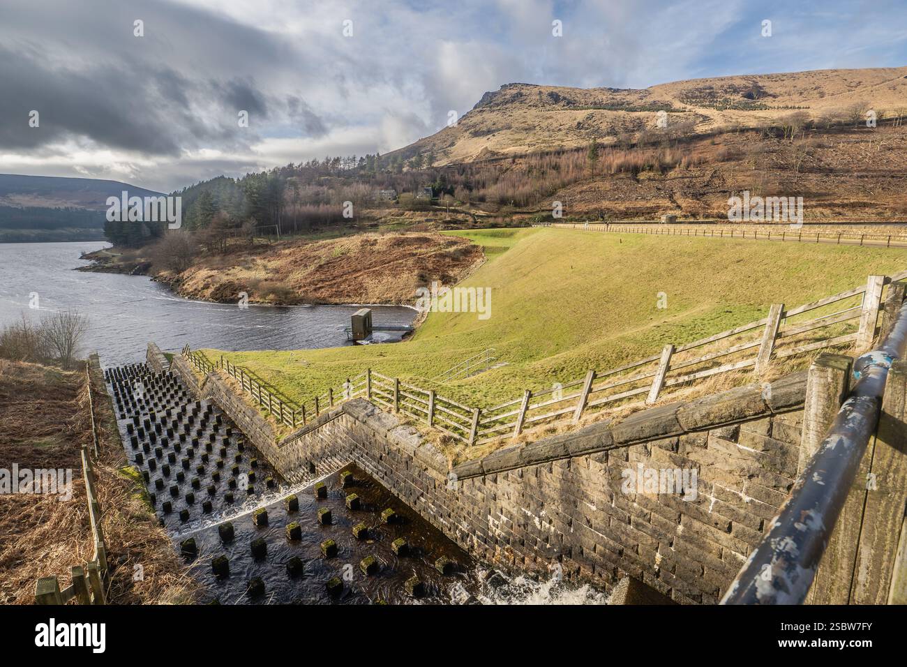 Il dove Stone Reservoir si trova alla convergenza delle valli del Greenfield e del Chew Brooks sopra il villaggio di Greenfield, sul Saddleworth Moor in Foto Stock