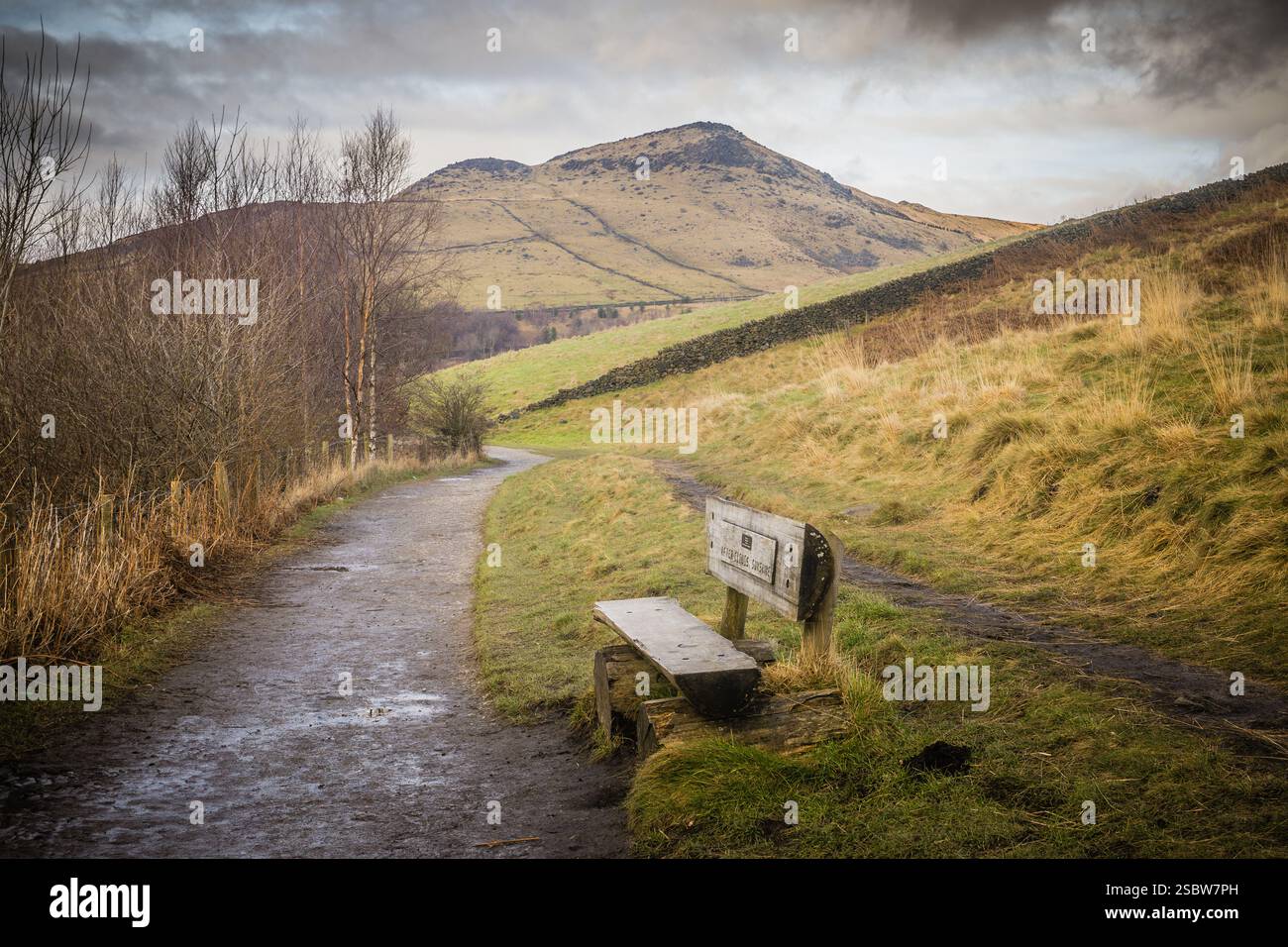 Il dove Stone Reservoir si trova alla convergenza delle valli del Greenfield e del Chew Brooks sopra il villaggio di Greenfield, sul Saddleworth Moor in Foto Stock