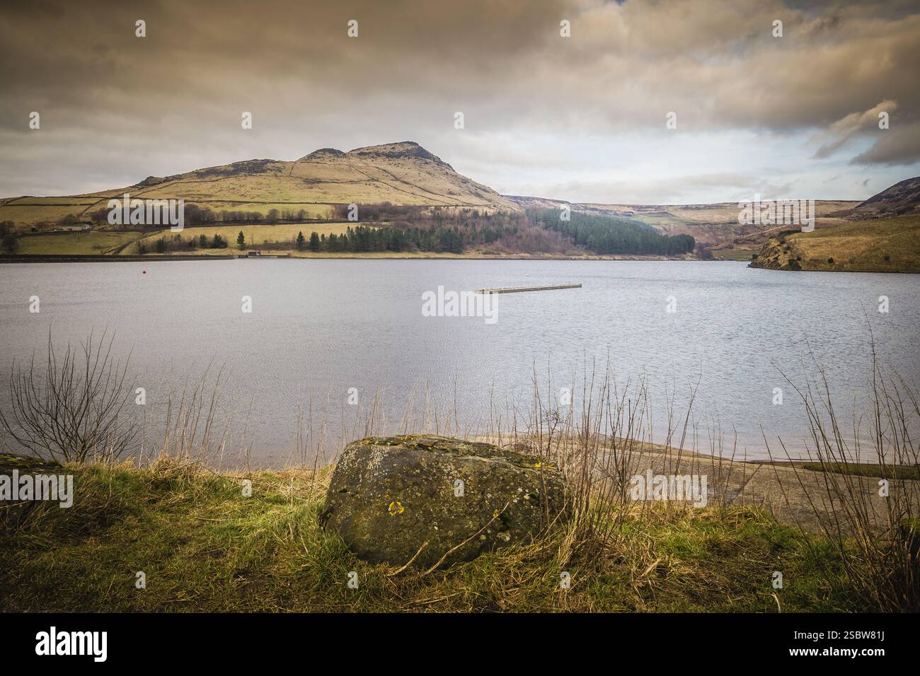 Il dove Stone Reservoir si trova alla convergenza delle valli del Greenfield e del Chew Brooks sopra il villaggio di Greenfield, sul Saddleworth Moor in Foto Stock