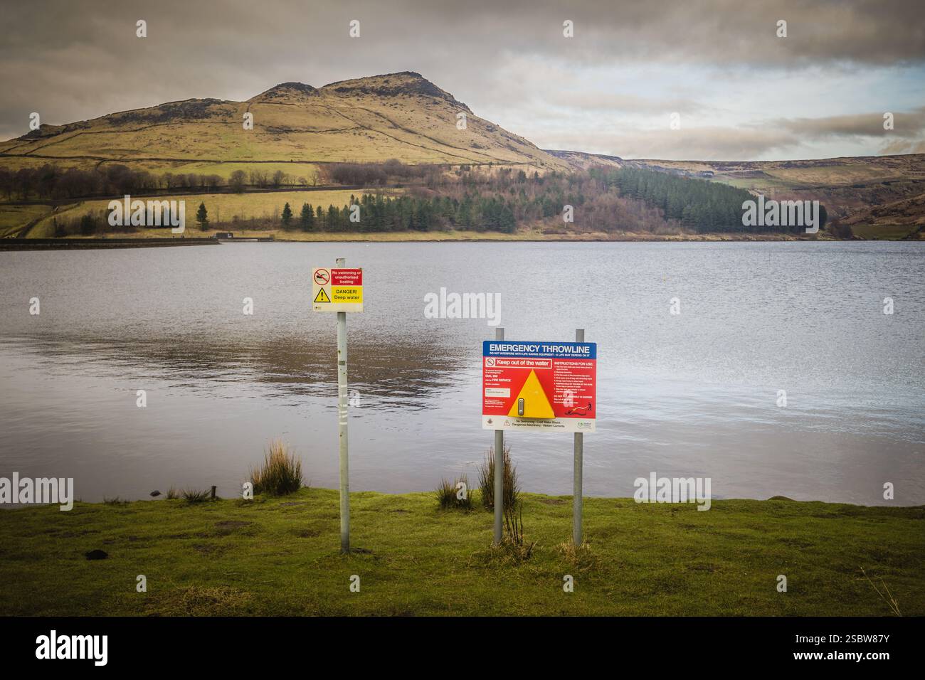 Il dove Stone Reservoir si trova alla convergenza delle valli del Greenfield e del Chew Brooks sopra il villaggio di Greenfield, sul Saddleworth Moor in Foto Stock