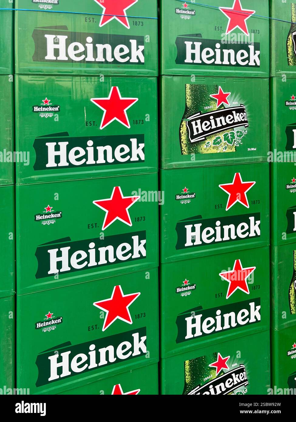 Casse di birra Heineken, Heineken, produzione, fornitura, distribuzione, magazzino, consumismo, affari, shopping - Immagine stock catturata con smartphone
