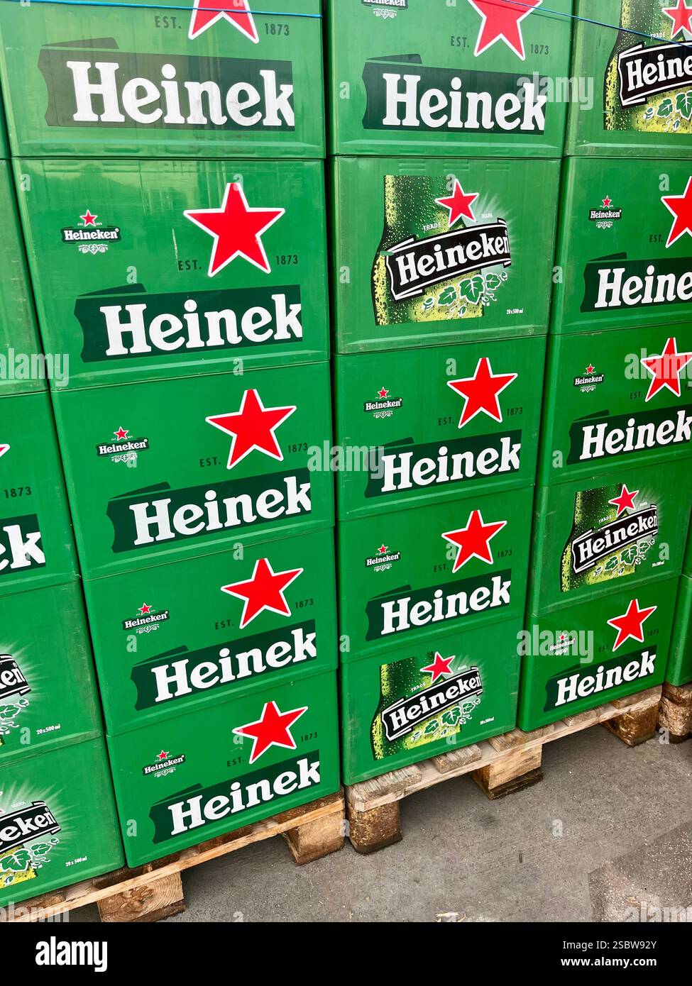 Pile di casse di birra Heineken in un magazzino - Immagine stock catturata con smartphone