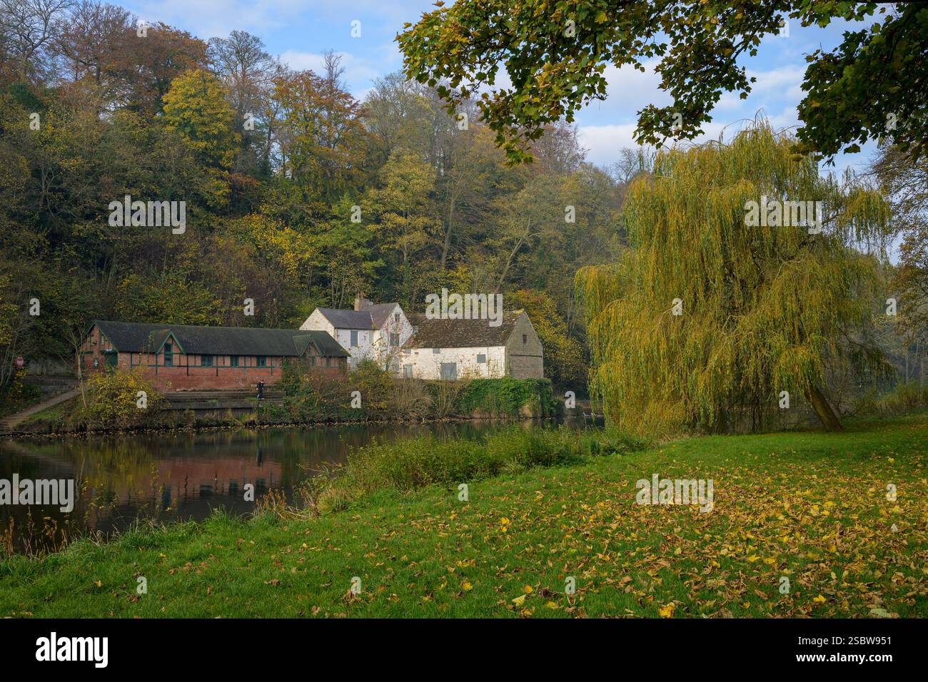 Il Durham School Boat Club e l'Old Corn Mill sulle rive del fiume indossano a Durham, Inghilterra Foto Stock