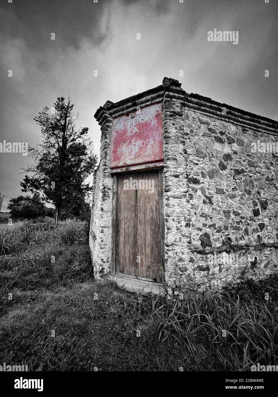 Edificio abbandonato in pietra. Vecchio magazzino abbandonato Foto Stock