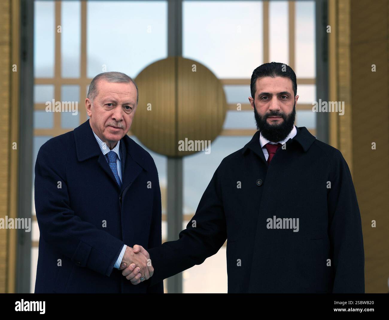 (250204) -- ANKARA, 4 febbraio 2025 (Xinhua) -- il presidente turco Recep Tayyip Erdogan (L) stringe la mano al presidente ad interim della Siria Ahmed al-Sharaa presso il complesso presidenziale di Ankara, T¨¹rkiye, il 4 febbraio 2025. Erdogan e al-Sharaa hanno ribadito martedì il loro impegno a ripristinare pienamente le relazioni e a rafforzare la cooperazione tra i loro due paesi. (Mustafa Kaya/handout via Xinhua) Foto Stock