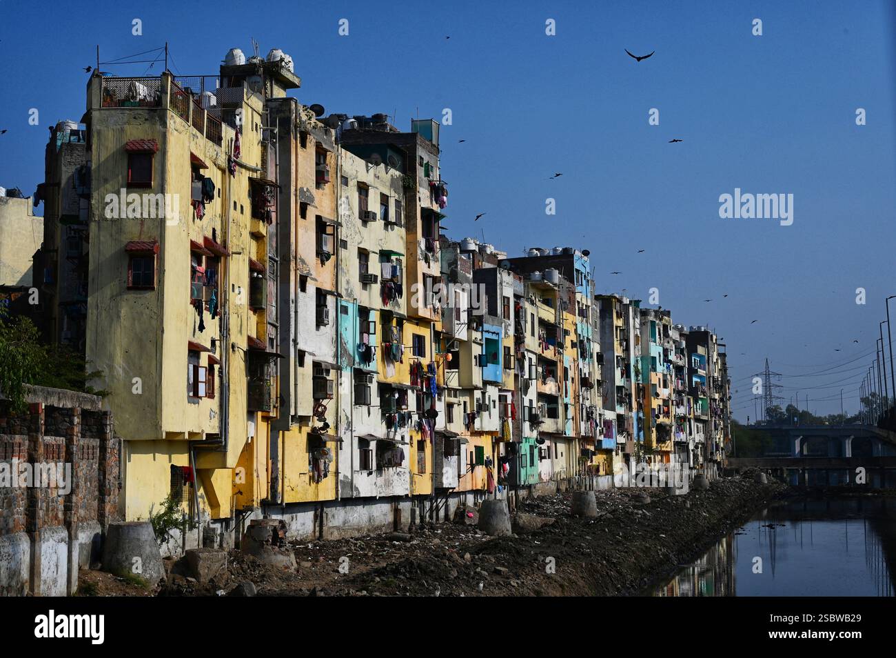 Nuova Delhi, India. 3 febbraio 2025. NUOVA DELHI, INDIA - 3 FEBBRAIO: Barapullah Nallah a Nizamuddin visto da Barapullah Flyover il 3 febbraio 2025 a nuova Delhi, India. La storica Barapullah Nallah era in origine un affluente del fiume Yamuna e si è trasformata in un drenaggio che ha distrutto 1,25 milioni di litri di acque reflue e fognature al giorno a Yamuna. (Foto di Vipin Kumar/Hindustan Times/Sipa USA) credito: SIPA USA/Alamy Live News Foto Stock