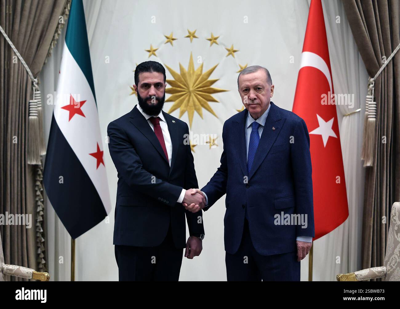 (250204) -- ANKARA, 4 febbraio 2025 (Xinhua) -- il presidente turco Recep Tayyip Erdogan (R) stringe la mano al presidente ad interim della Siria Ahmed al-Sharaa presso il complesso presidenziale di Ankara, T¨¹rkiye, il 4 febbraio 2025. Erdogan e al-Sharaa hanno ribadito martedì il loro impegno a ripristinare pienamente le relazioni e a rafforzare la cooperazione tra i loro due paesi. (Mustafa Kaya/handout via Xinhua) Foto Stock