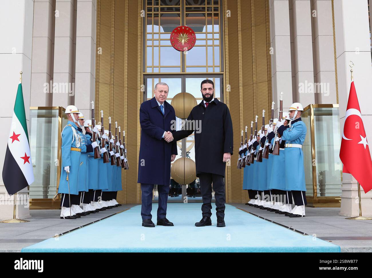 (250204) -- ANKARA, 4 febbraio 2025 (Xinhua) -- il presidente turco Recep Tayyip Erdogan (L) stringe la mano al presidente ad interim della Siria Ahmed al-Sharaa presso il complesso presidenziale di Ankara, T¨¹rkiye, il 4 febbraio 2025. Erdogan e al-Sharaa hanno ribadito martedì il loro impegno a ripristinare pienamente le relazioni e a rafforzare la cooperazione tra i loro due paesi. (Mustafa Kaya/handout via Xinhua) Foto Stock