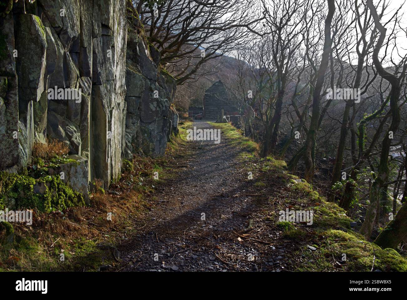 Qui è mostrato un percorso drammatico attraverso la cava di ardesia di Dinorwig nel Galles del Nord. Foto Stock