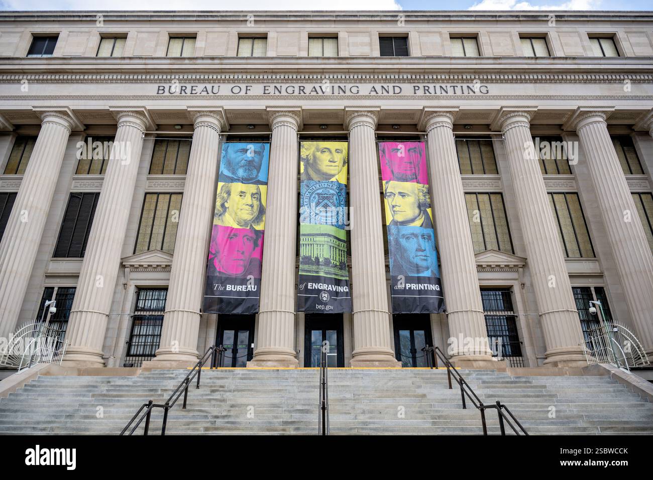 WASHINGTON DC - il Bureau of Engraving and Printing facility sulla 14th Street SW, dove viene prodotta la valuta cartacea statunitense. La struttura stampa miliardi di dollari in banconote della Federal Reserve ogni anno. Questo edificio funge da una delle due strutture a livello nazionale che stampano carta moneta statunitense. Foto Stock