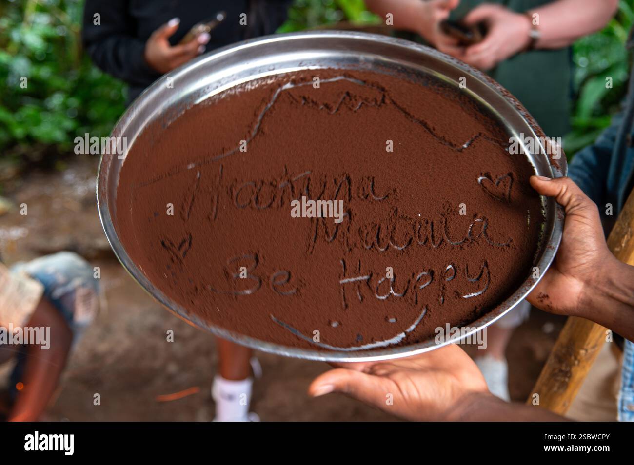 macinare il caffè e preparare caffè fresco in tanzania Foto Stock