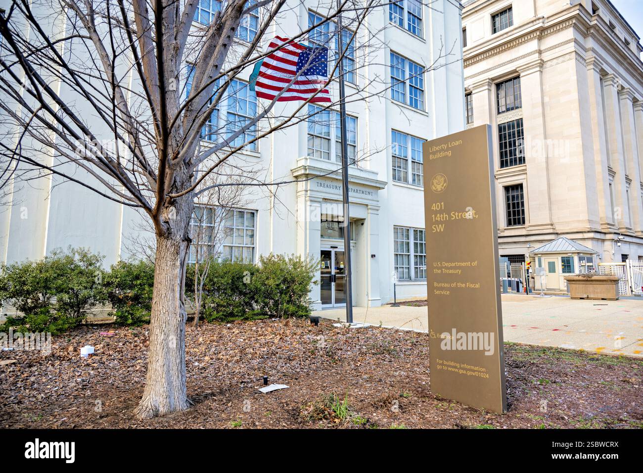 Ufficio del Quartier Generale del Servizio Finanziario a Washington DC | WASHINGTON DC — Una vista dell’ufficio del Quartier Generale del Servizio Finanziario lungo il corridoio della 14th Street SW, dove diverse agenzie del Dipartimento del Tesoro sono concentrate nel quartiere della riva sud-ovest di Washington. Come gestore finanziario centrale del governo federale, l’Ufficio del Servizio Finanziario supervisiona trilioni di dollari in pagamenti e riscossioni annuali, compresi i sussidi della sicurezza sociale, i rimborsi delle tasse e i titoli del Tesoro. L’edificio si trova vicino all’edificio principale e all’annesso dell’Ufficio per la Stampa e la Coniatura. Foto Stock