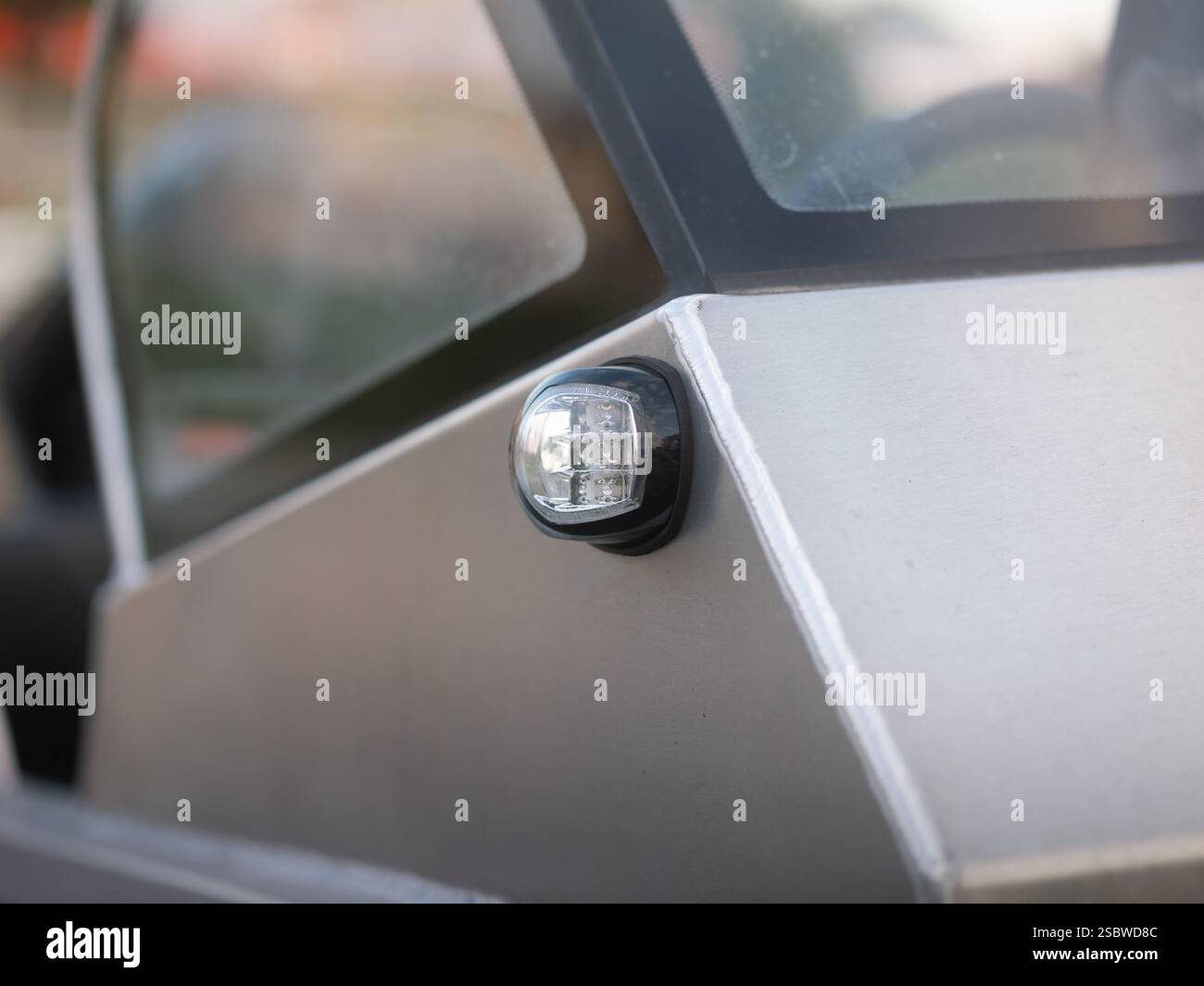 Luci di posizione sull'esterno di un'imbarcazione sportiva. Primo piano della luce laterale di tribordo sull'esterno del recipiente in alluminio. LED di sicurezza utilizzato per la navigazione. Foto Stock