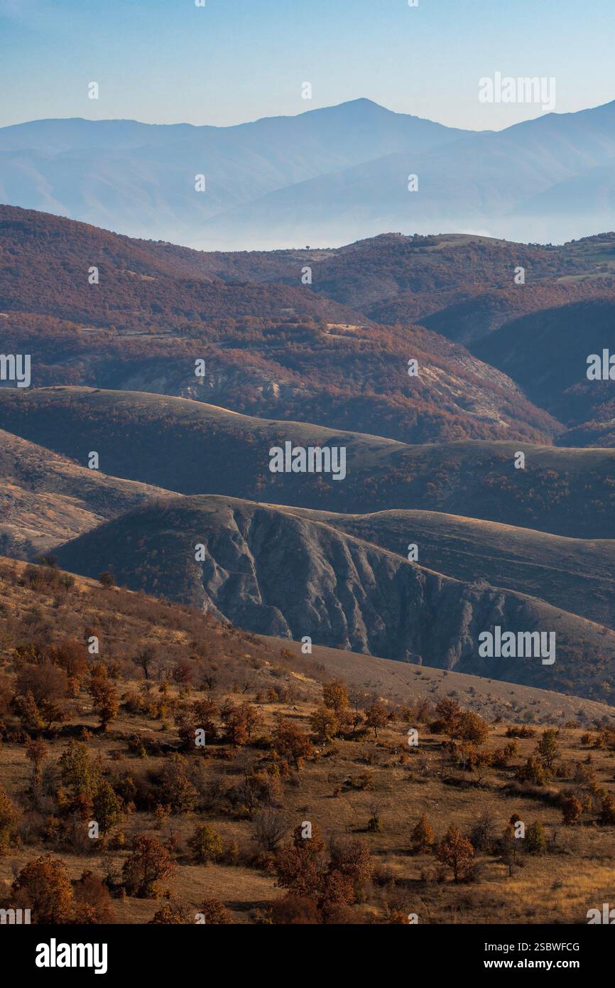 Livelli ascendenti: Colline autunnali della Macedonia Foto Stock