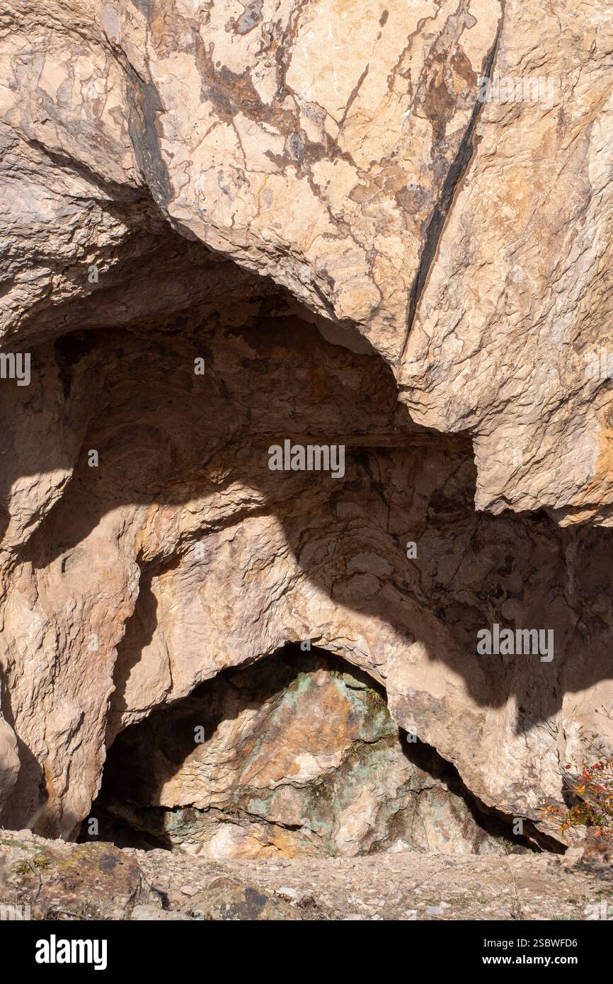 Porta d'ingresso all'ignoto: Ingresso alle grotte e formazioni rocciose Foto Stock