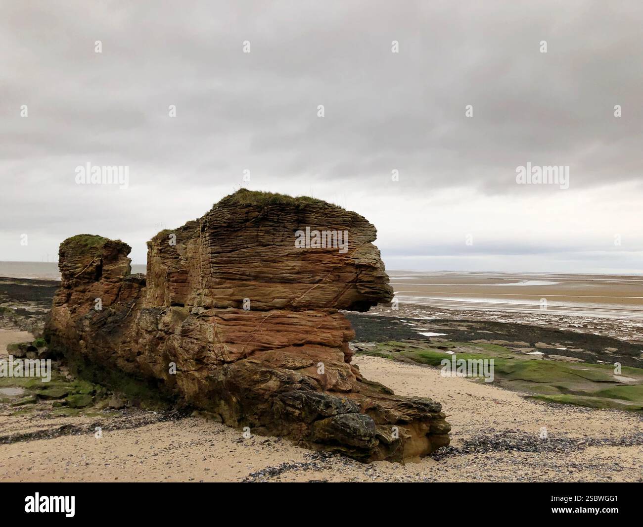 Le isole Hilbre (/ˈhɪlbriː/ HIL-bree) sono un arcipelago costituito da tre isole alla foce dell'estuario del fiume Dee, a questo punto il confine tra Inghilterra e Galles. Le isole fanno parte amministrativamente del Metropolitan Borough di Wirral. Sono una riserva naturale locale e si trovano all'interno del sito dell'estuario di particolare interesse scientifico. Foto Stock